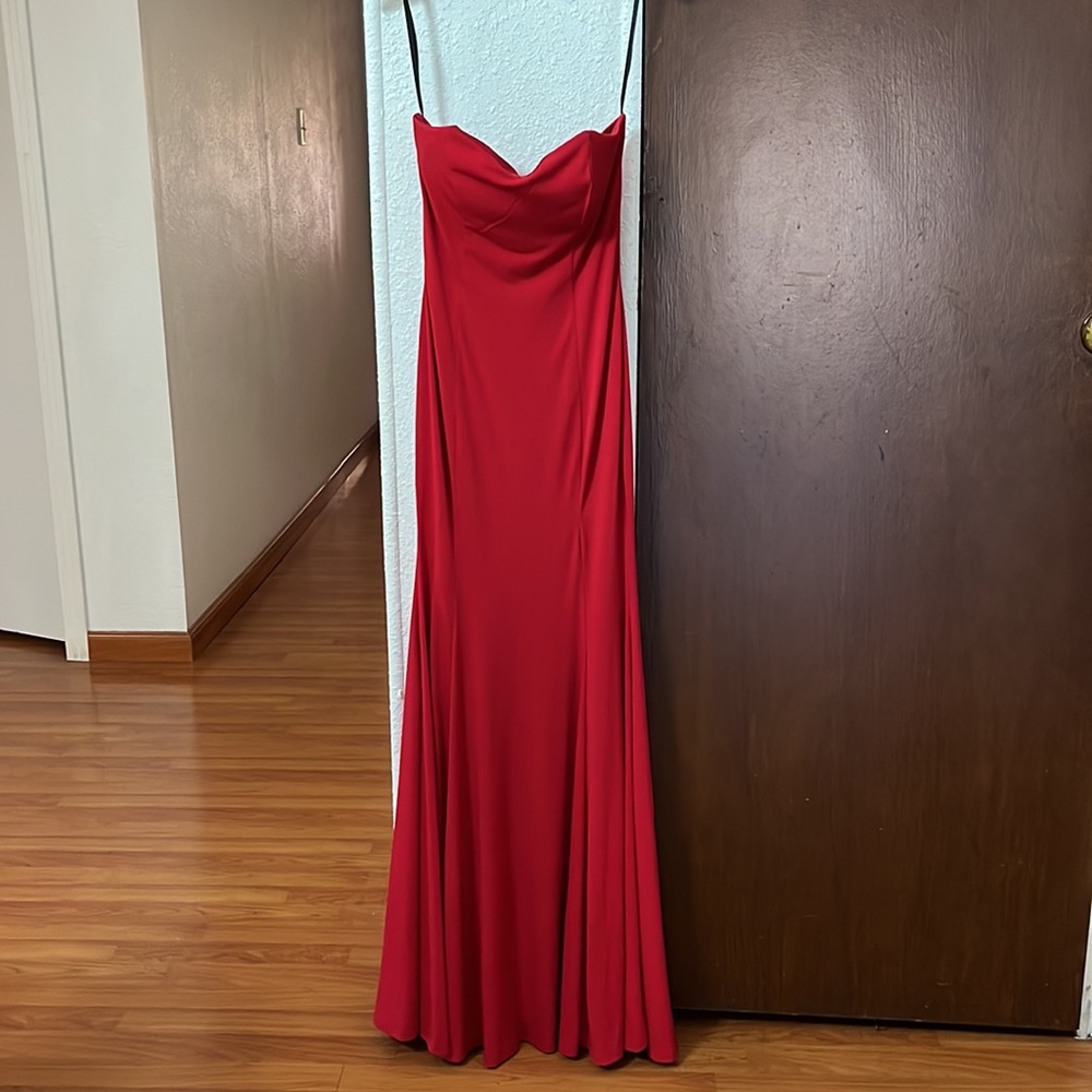 Red gown - Picture 4 of 4